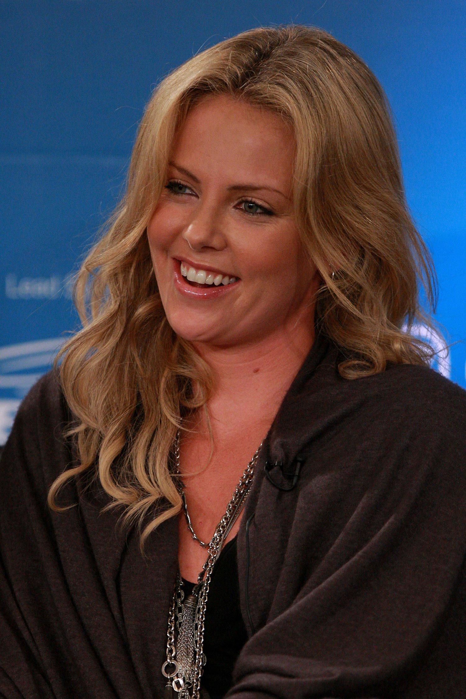 Un repaso cronológico a cómo Charlize Theron ha ido cambiando de imagen sobre la alfombra roja a lo largo de 18 años, desde enero de 1998, a septiembre de 2016.