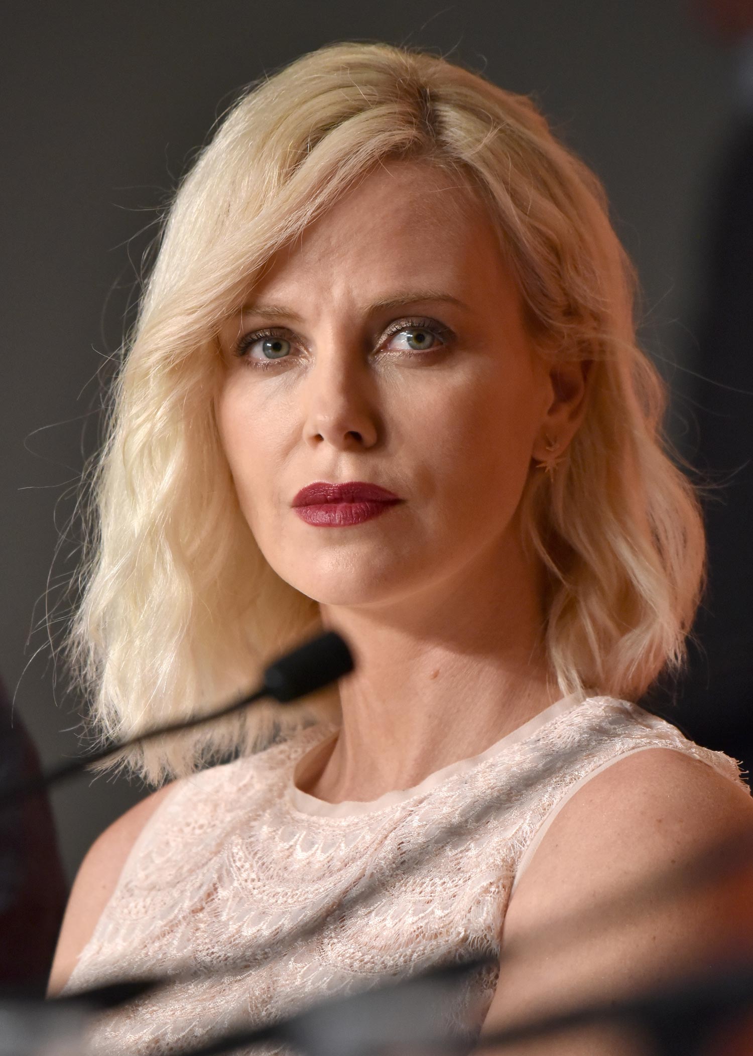 Un repaso cronológico a cómo Charlize Theron ha ido cambiando de imagen sobre la alfombra roja a lo largo de 18 años, desde enero de 1998, a septiembre de 2016.