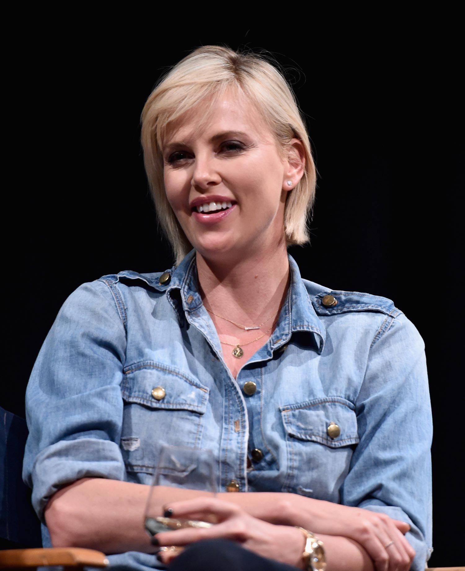 Un repaso cronológico a cómo Charlize Theron ha ido cambiando de imagen sobre la alfombra roja a lo largo de 18 años, desde enero de 1998, a septiembre de 2016.