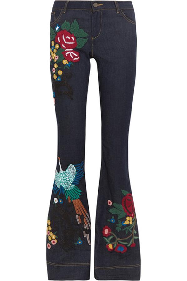De campana y con flores y pájaron bordados, así es el pantalón vaquero de Alice+Olivia que propone este otoño (Precio: 720 euros)