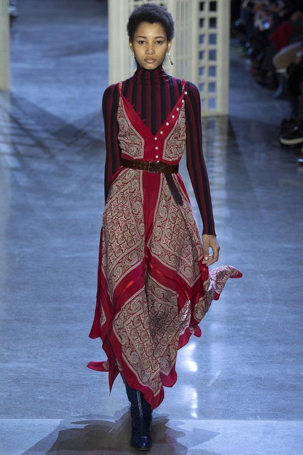 Los vestidos de tirantes se combinan con camisetas o jerséis debajo para hacer frente a las bajas temperaturas