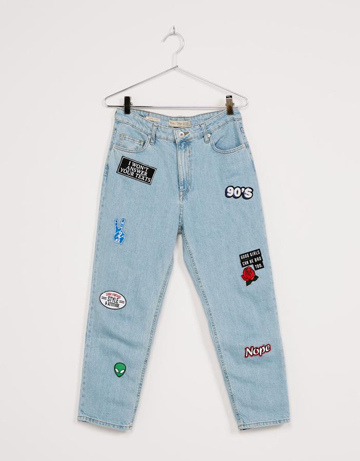 Los 'mom jeans' de Bershka se reinventan a base de divertidos parches (Precio: 35.99 euros)