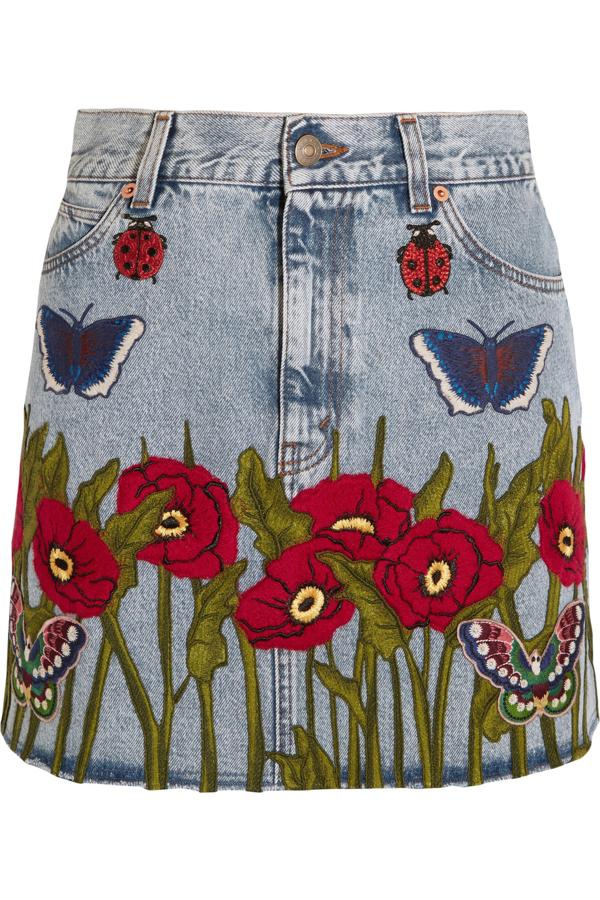 Las flores llenan este modelo de falda vaquera creado por la firma Gucci (Precio: 500 euros)