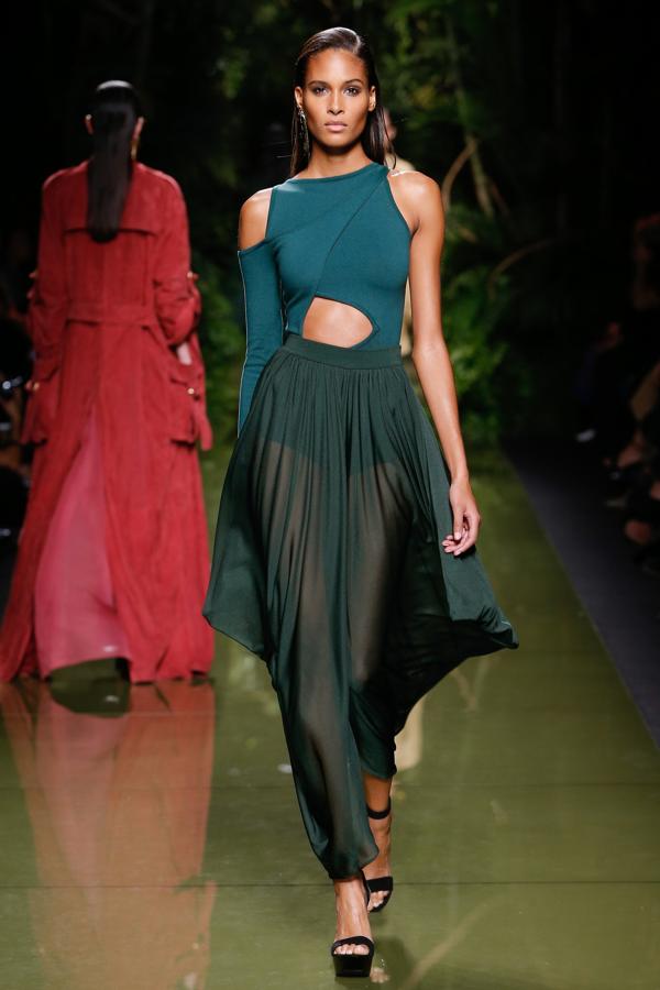 Balmain convirtió la pasarela en una auténtica jungla con diseños en tonos verdes como este