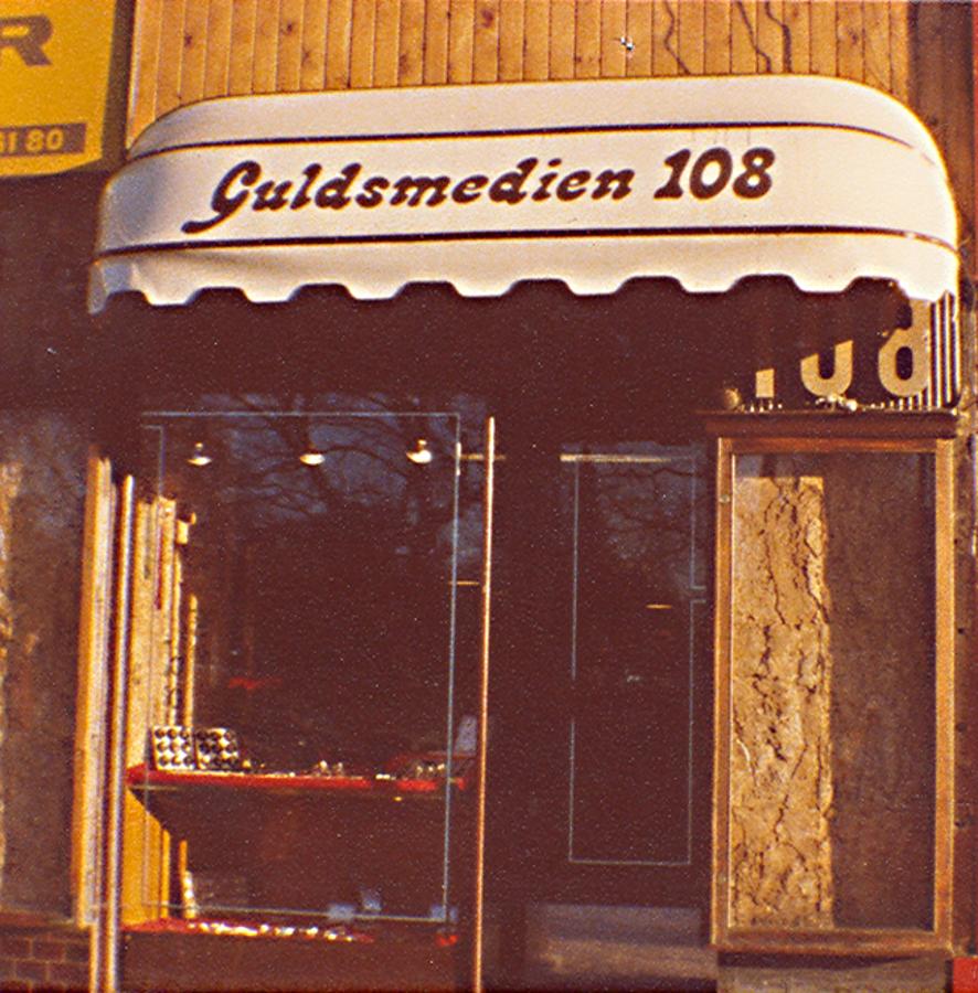 En 1982, en una pequeña joyería de Copenhague (Dinamarca), el orfebre Per Enevoldsen y su mujer Winnie comenzaron la aventura de lo que después se convertiría en una de las mayores firmas de joyería del mundo. La idea de añadir en una pulsera colgantes asociados a momentos importantes ha dejado huella en mujeres de todo el mundo. Una idea que sigue triunfando.
