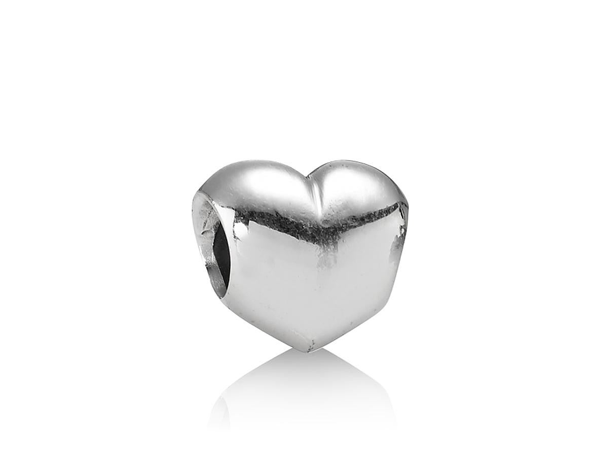 Desde su lanzamiento se han vendido más de tres millones de pulseras Pandora. El charm más solicitado en todo el mundo es el corazón de plata. Las colecciones de Pandora son diseñadas para que las mujeres puedan mezclarlas como deseen para expresar su estilo, eligiendo entre más de 1.000 charms diferentes.