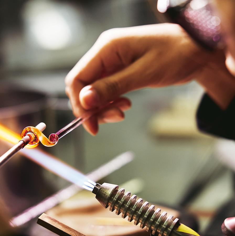 Viajando por el mundo, en los años 80, los fundadores de Pandora se enamoraron de la cultura tailandesa, de su sentido de la estética y de sus conocimientos en orfebrería y joyería con siglos de tradición. Desde 1989, Pandora produce en Bangkok, donde tiene varios talleres de artesanía y un centro de innovación, con aproximadamente 11.000 artesanos especializados. En total, la firma cuenta con un equipo de 16.700 personas.