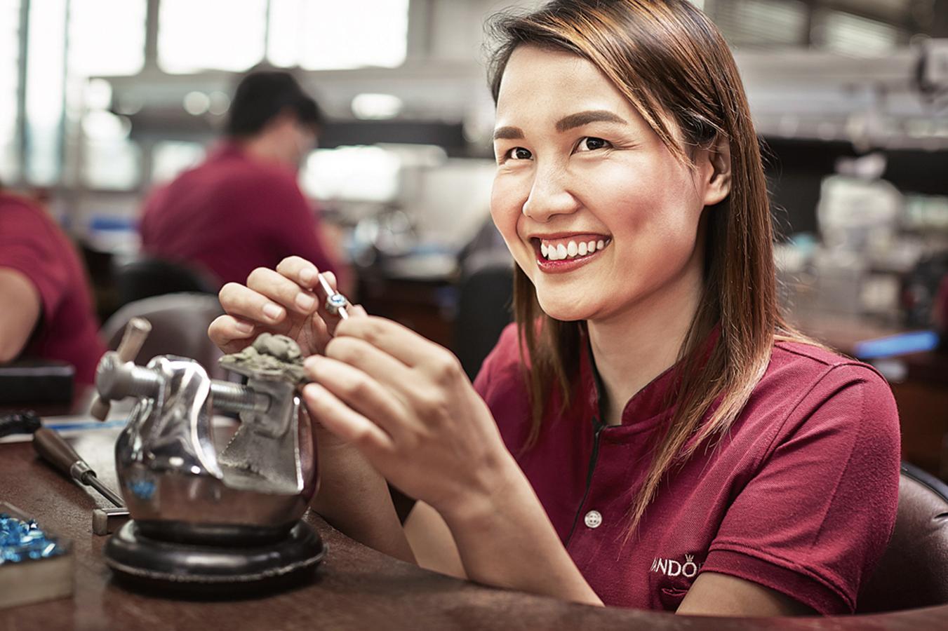 Antes de que cualquier pieza llegue al cliente, pasa por un laborioso proceso que implica una media de 15 expertos, dependiendo del nivel de complejidad del trabajo. "Los artesanos que trabajan los charms de cristal de Murano son instruidos durante meses. Y todos los que elaboran charms tienen una formación de un año", dice Chamroon Thongon, vicepresidenta y responsable de Recursos Humanos y Desarrollo.