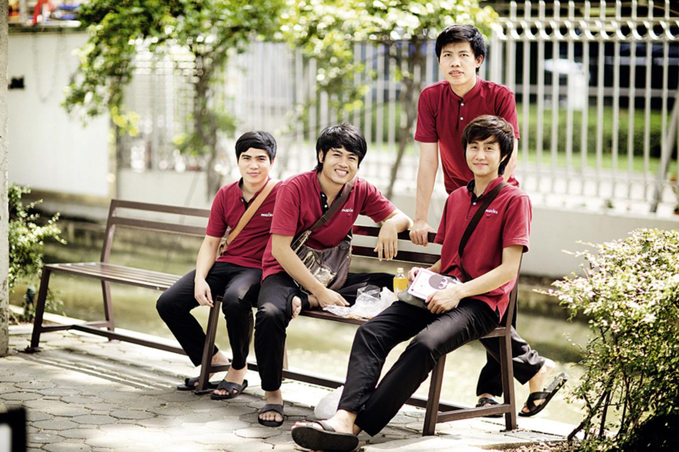 Utilizan oro de 14 k, plata de ley, piedras preciosas, perlas cultivadas, esmalte y cristal de Murano. Como la explotación y el procesamiento de piedras y metales preciosos puede ser asociado a impactos sociales y medioambientales adversos, Pandora es miembro del Responsible Jewellery Council y se ha comprometido a promover políticas como el certificado de cadena de custodia para el oro y los diamantes con el fin de defender los derechos humanos.