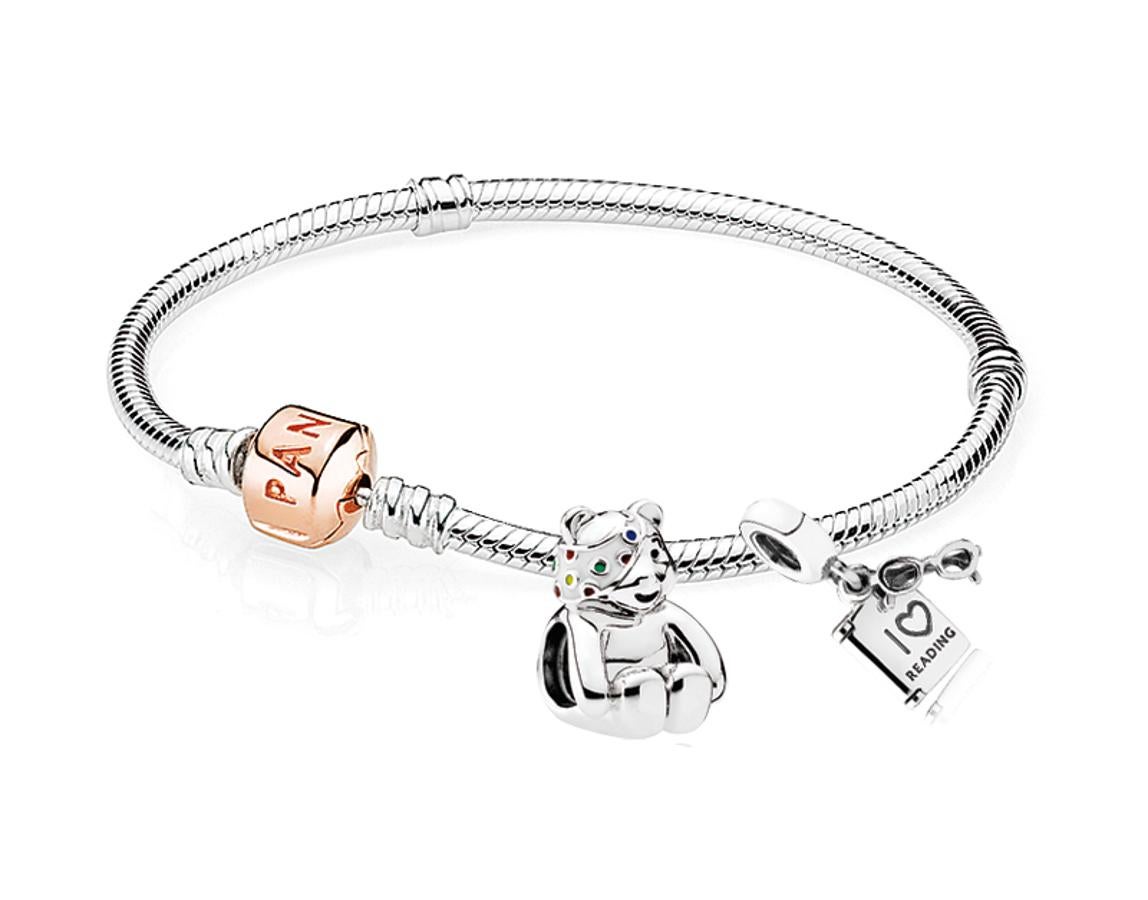 El ADN de Pandora es un reflejo de la vocación de la compañía de celebrar a la mujer ofreciéndole la oportunidad de expresarse a través de la joyería. La idea de desarrollar una pulsera de charms a través de la que las mujeres pudieran ir contando los momentos especiales de su vida se hizo realidad en el año 2000. La pulsera Pandora reinventa las reglas: la joya más especial no es la que otro diseña para ti, sino la que construyes tú misma hilvanando tus momentos especiales, desde aquel viaje inolvidable hasta el nacimiento de un hijo. Cada sentimiento o deseo tiene un charm que lo representa. Incorporándolos a tu pulsera, creas una joya biográfica llena de recuerdos.