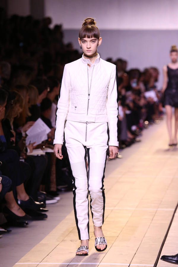 Mono y cazadora, todo en blanco y negro, de la colección que se ha visto en la Semana de la Moda de París