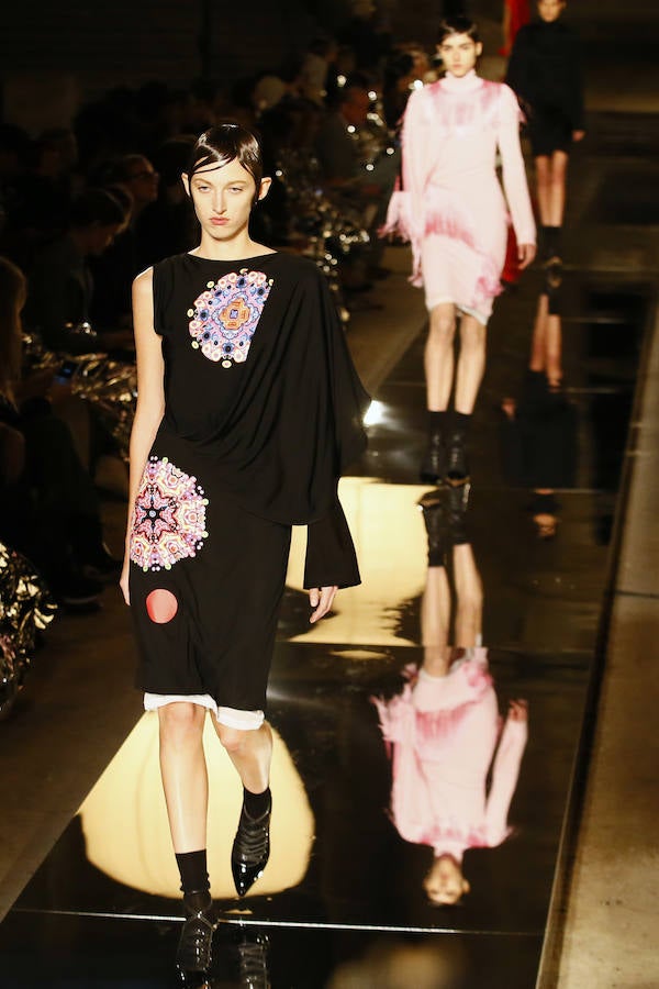 Uno de los vestidos negros con estampado de piedras preciosas que pertenece a la colección de Givenchy