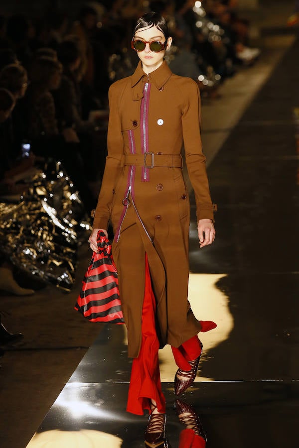 Este modelo largo de trench forma parte de la colección que se ha presentado para la temporada estival