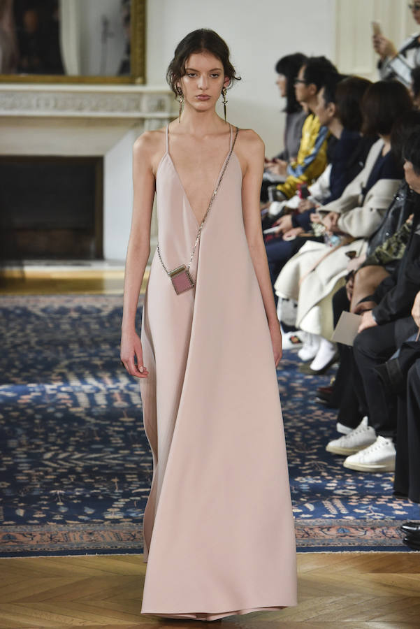 De líneas minimalistas, este vestido en rosa empolvado es otra de las propuestas de Valentino