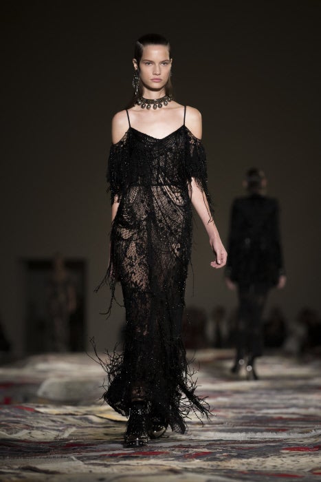 Siempre presente en sus colecciones, el negro se adueñará de la próxima temporada estival según la aguja de Sarah Burton.