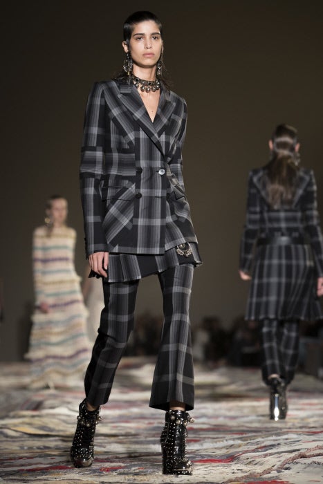 La firma recupera la estética punk a través de detalles como el estampado 'kilt' o las tachuelas.