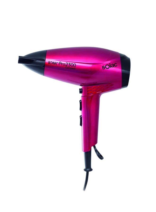 Cuenta con tecnología iónica encargada de desprender iones durante el secado para conseguir así una melena cuidada y libre de encrespamiento. Permite controlar la potencia y temperatura mediante seis niveles diferentes para adaptarse a cada tipo de melena. Potente y ligero, gracias a un diseño ergonómico y compacto y a su innovador motor de peso ultra ligero que lo hace mucho más cómodo de usar, sin que ello repercuta a su gran potencia de 2300W. (29,99€)