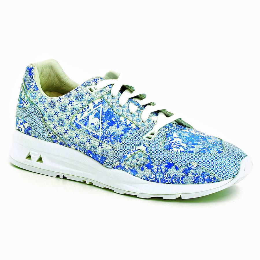 En un homenaje a la artesanía francesa y a su larga tradición en porcelana, desde Sévres hasta Limoge, la firma deportiva Le Coq Sportif ha lanzado estos dos modelos de zapatillas, Ashe Prestige y LCS R1000, tanto en su versión masculina como femenina. Son en azul y blanco, con dibujos tradicionales asociados a estas delicadas piezas.
