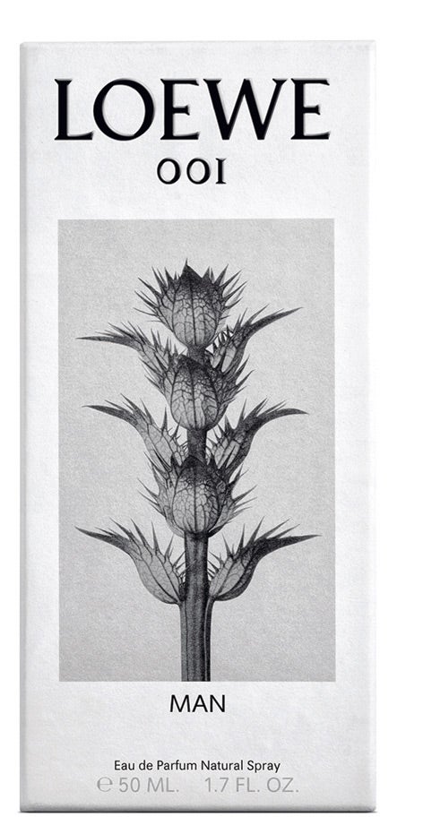 Loewe 001 es la primera fragancia de la firma española diseñada bajo la dirección creativa de Jonathan Anderson. En versión de hombre y de mujer, ambas comparten notas de mandarina y bergamota, y están inspiradas en la mañana posterior al primer encuentro íntimo de una pareja.