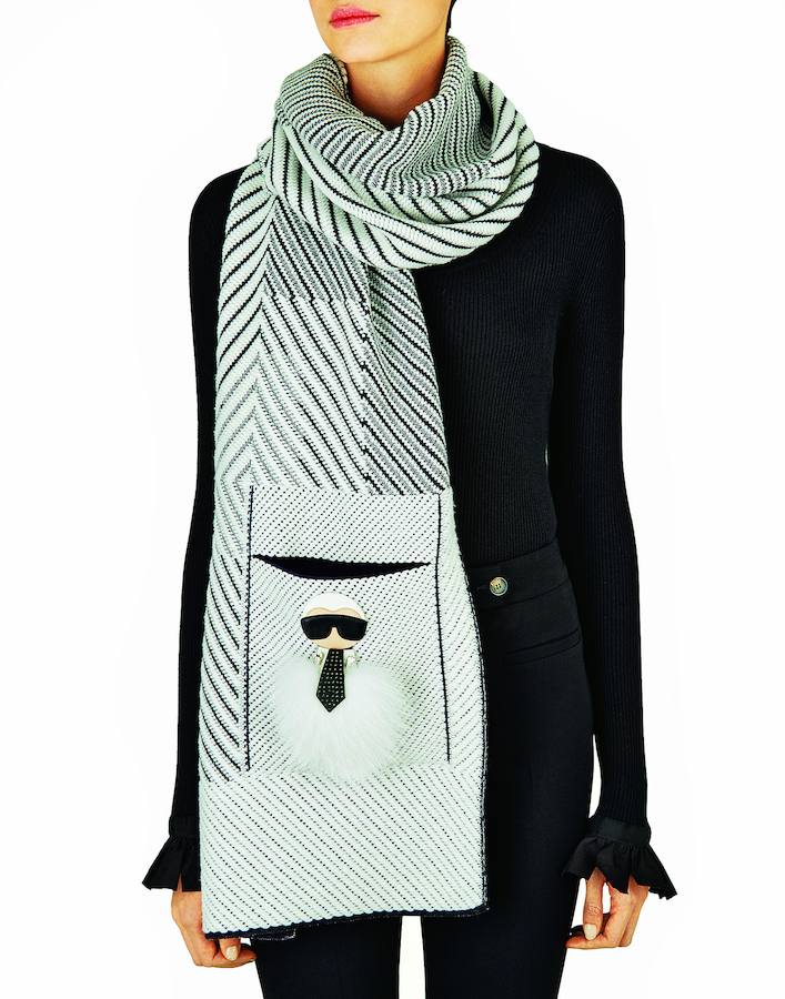 Este otoño Karl Lagerfeld te abrazará. Es más, lo vas a tener colgado al cuello desde los primeros fríos. Y lo hará en forma de amorosa bufanda con bolsillo incorporado y caricatura del creador. Karlito, que así se llama la pieza de Fendi, te va a acompañar en tus mejores looks.