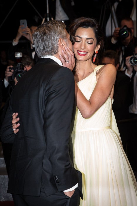 Ella, elegantísima de Atelier Versace. Él, impecable de esmoquin. Y este beso...