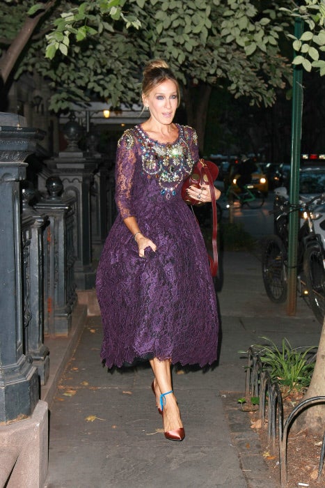 Si diseñas, ¿por qué no vas a presumir de tus creaciones? Y eso es precisamente lo que hizo la actriz con los zapatos de satén que llevó a la premiere de Divorced en SVA Theater en Nueva York. Su vestido de Dolce&Gabbana era una auténtica delicia confeccionada en encaje y con incrustaciones joya en el pecho.