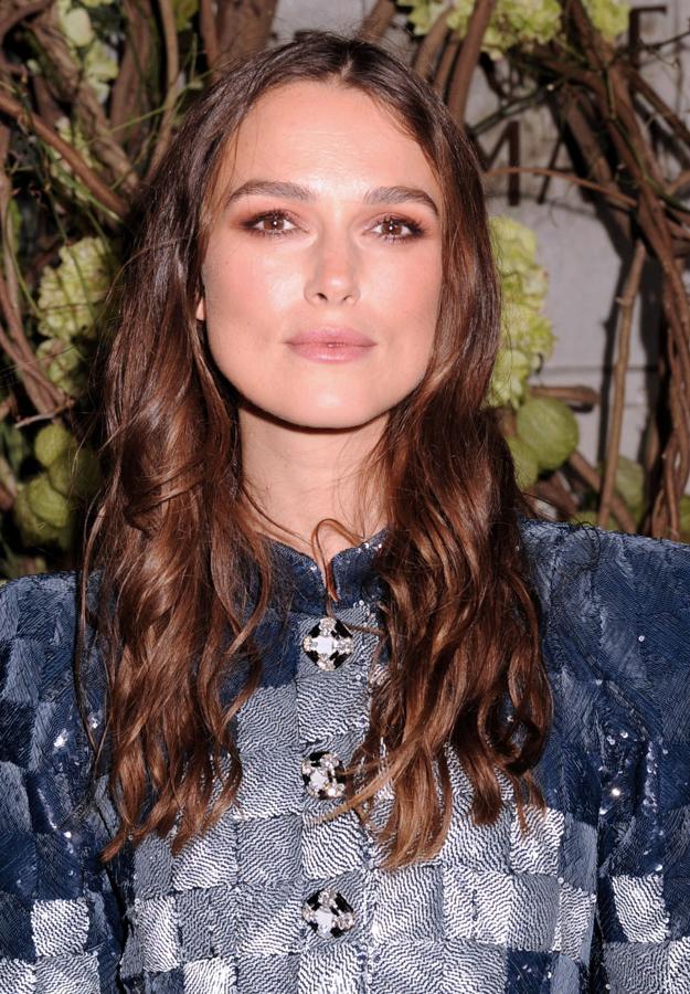 Si tu base es castaña o negra, apúntate este otoño al marrón chocolate como ya ha hecho Keira Knightley.