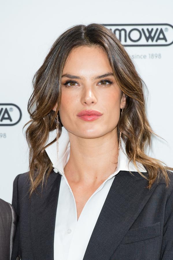 Si eres castaña y estás cansada de tu tono, prueba con unos reflejos o matices dorados como la súper modelo Alessandra Ambrosio.