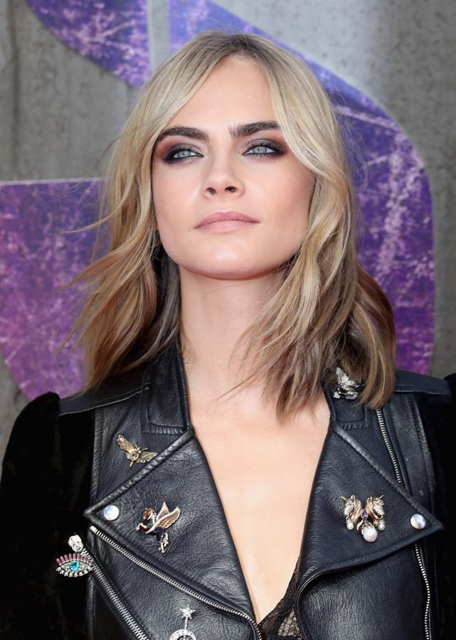 Ni rubia ni morena, es decir, bronde, el color que se puso de moda el año pasado, también se lleva este otoño. Cara Delevingne lo luce en su long bob con ondas rotas.