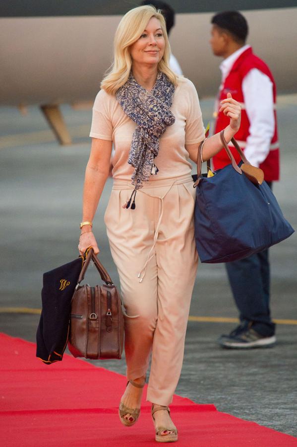 Su nombre apareció por primera vez en la prensa cuando la duquesa dio a luz. Pocas horas después de su primer parto, Cook entró en el hospital para que Catalina pudiera salir impecable con su hijo en brazos. En la sombra desde hace un lustro, Cook sabe que el celo por proteger la intimidad de los ‘royal’ es muy apreciado en palacio, no en vano la duquesa despidió a uno de sus peluqueros, James Pryce, por no ajustarse a los cánones de discreción que solicitaban.