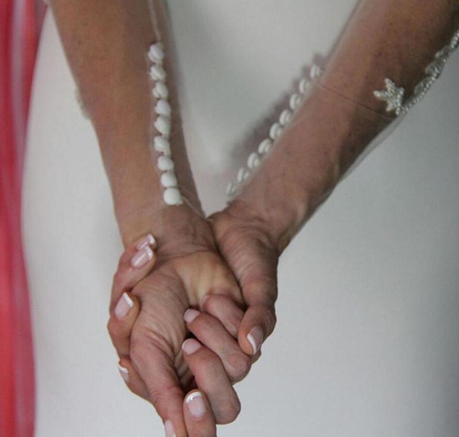 Paz Padilla cruzando las manos por detrás antes de su enlace con Juan Vidal.