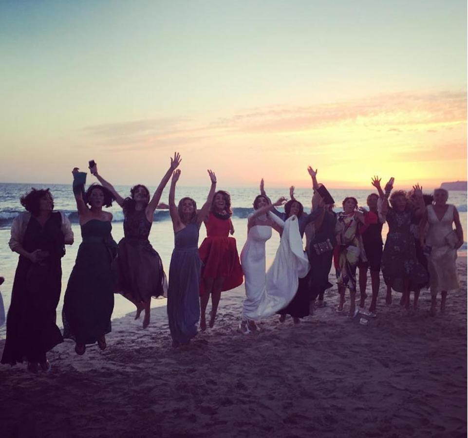 Paz Padilla salta junto a unas amigas, feliz en el día de su boda.