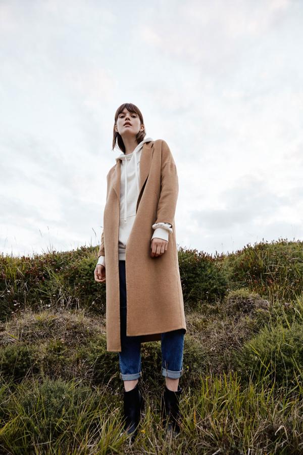 El beige, también conocido como color tofee o caramelo, es uno de los colores que protagonizan el otoño. Sobre la pasarela, lo vimos en Celine, Acne Studio y Proenza Schouler, pero también en la colección de Bershka.