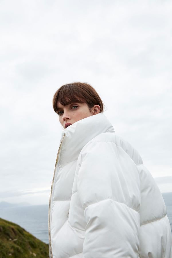 Desde hace un par de temporadas el blanco llegó al invierno para quedarse. Es el color de la nieve, ¿cómo íbamos a resistirnos ante él?