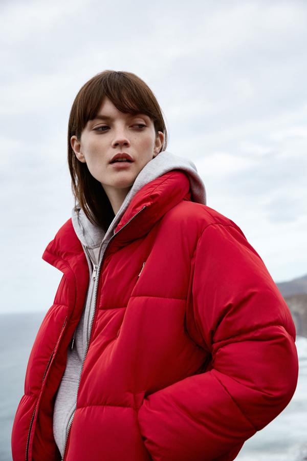 En colores primarios, la puffa jacket es la pieza imprescindible para resguardarse del frío este mes.