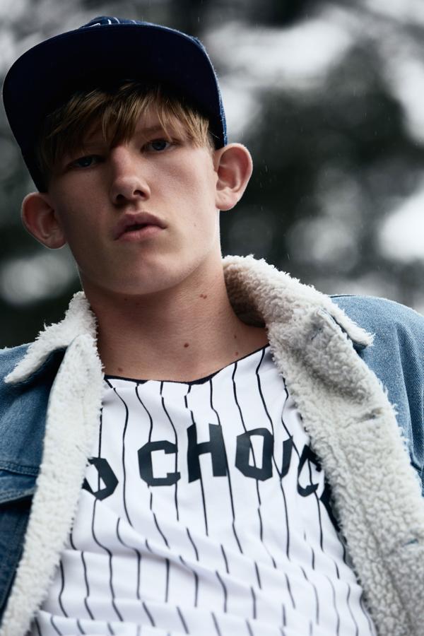 Lo deportivo está de moda y lo demuestran las camisetas y las gorras de la colección, que le aportan un toque deportivo al look.