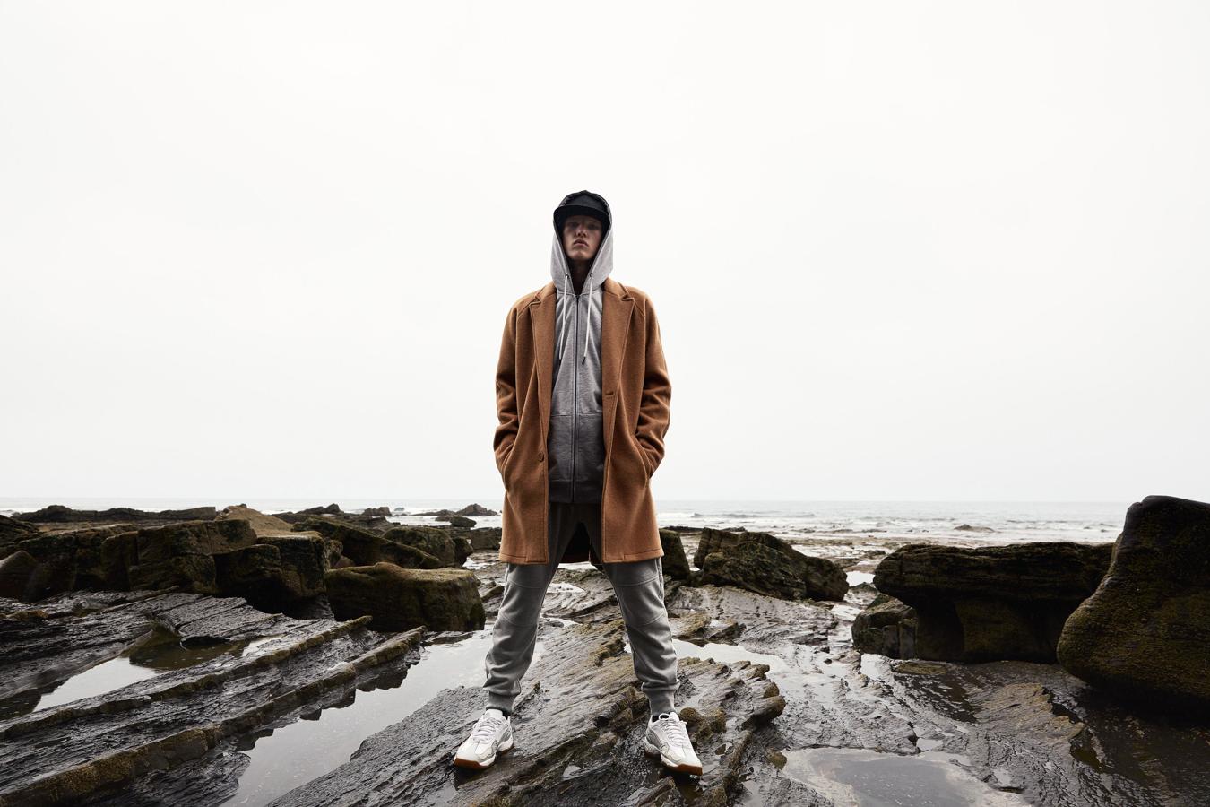 Durante los años 80, las zapatillas blancas fueron el calzado estrella y este otoño vuelve a recuperar su esplendor.