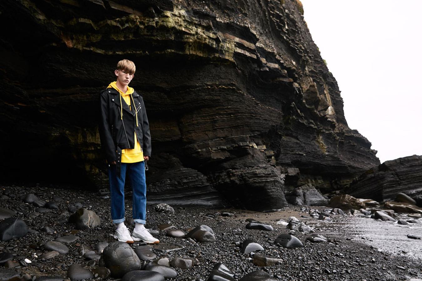 Ni las bajas temperaturas ni la lluvia impiden que los bajos doblados sigan siendo tendencia: todo para lucir calcetines blancos.