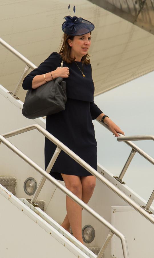 A sus 33 años, Deacon puede presumir de ser una de las mujeres de confianza de la duquesa. Se convritió en su secretaria personal en 2010–cuando se anunció su compromiso con el príncipe Guillermo– y desde entonces ella es su sombra. De hecho no es difícil verla en los actos públicos unos pasos por detrás de Catalina (a la izquierda, Deacon sentada una fila detrás de ella en un acto a su llegada a Victoria, en Canadá).