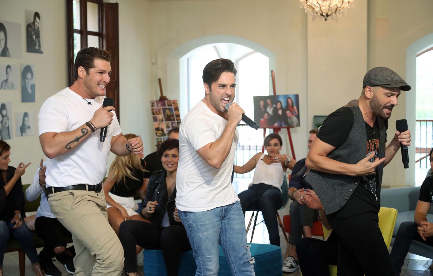 Los tres cantantes dándolo todo en la Academia a la que le deben su fama.