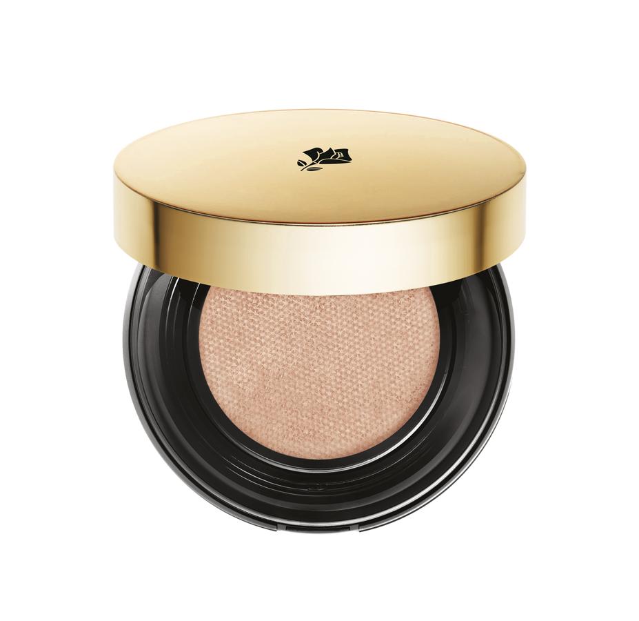 Maquillaje fluido en esponja de larga duración y alta cobertura. La exclusiva tecnología Cushion Polar permite una aplicación precisa y una mayor duración. Un maquillaje sin retoques que revela una piel perfecta y luminosa, y que se puede recargar cuando se acaba. 8 tonos. (41,50€)