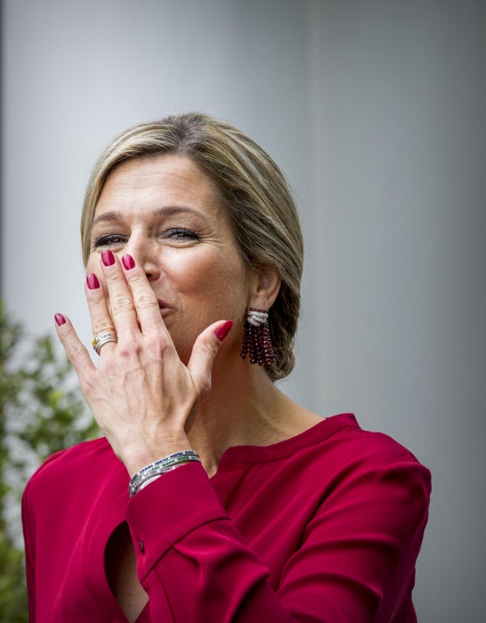 a reina de los Países Bajos coordinó el color de sus uñas con la blusa, una opción muy femenina y elegante.