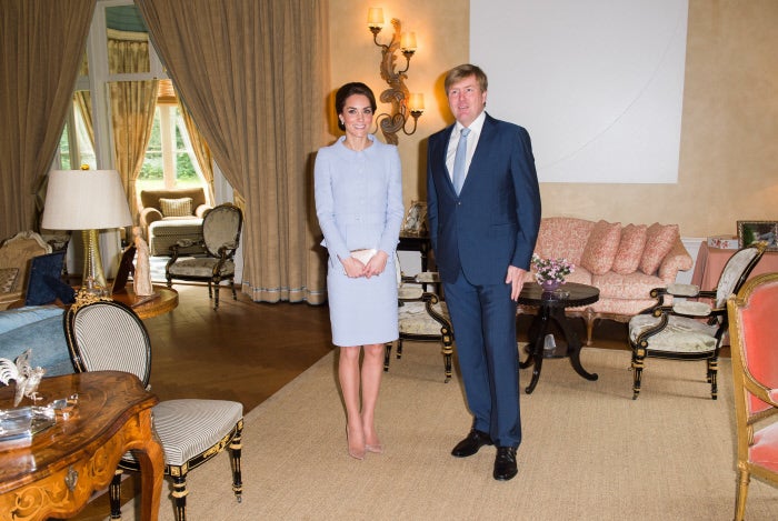 Estrenó con conjunto de chaqueta peplum, al más puro estilo Máxima de Holanda y la reina Letizia, y falda lápiz de la diseñadora Catherine Walker que coordinó con unos salones nude de LK Bennet.