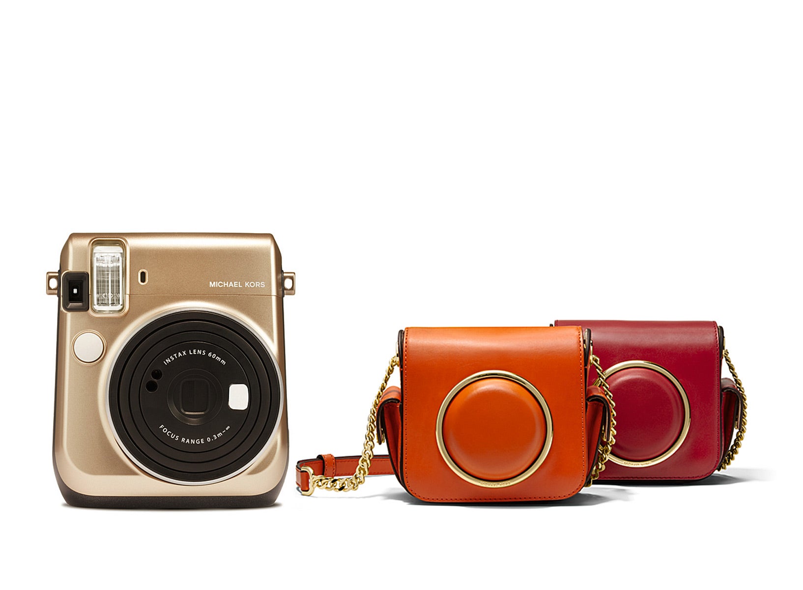 Las blogueras más famosas (y las menos), esas que van por todo el mundo con su cámara de fotos a cuestas para fotografiar todo lo que ven, ya tienen la funda más fashion. Es un diseño de Michael Kors, que la ha creado en colaboración con Fujifilm. De piel y en varios colores, está inspirada en la colección de bolsos Scout del diseñador americano. www.michaelkors.com.