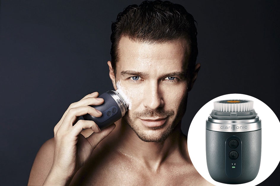 Se llama Alpha Fit y es el primer dispositivo eléctrico diseñado para hombres. Con tecnología sónica (más de 300 movimientos por segundo), este Clarisonic tiene un cabezal para usar incluso con barba y un tamaño ideal para la bolsa del gimnasio. www.clarisonic.es