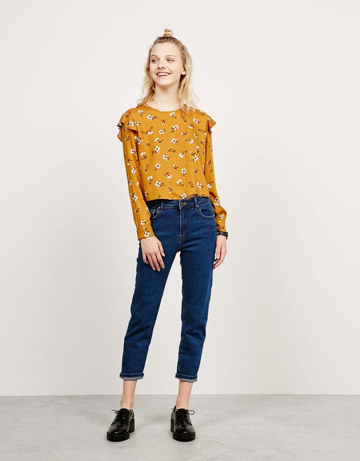 Blusa con estampado en tonos mostaza de Bershka (Precio: 17'99€)