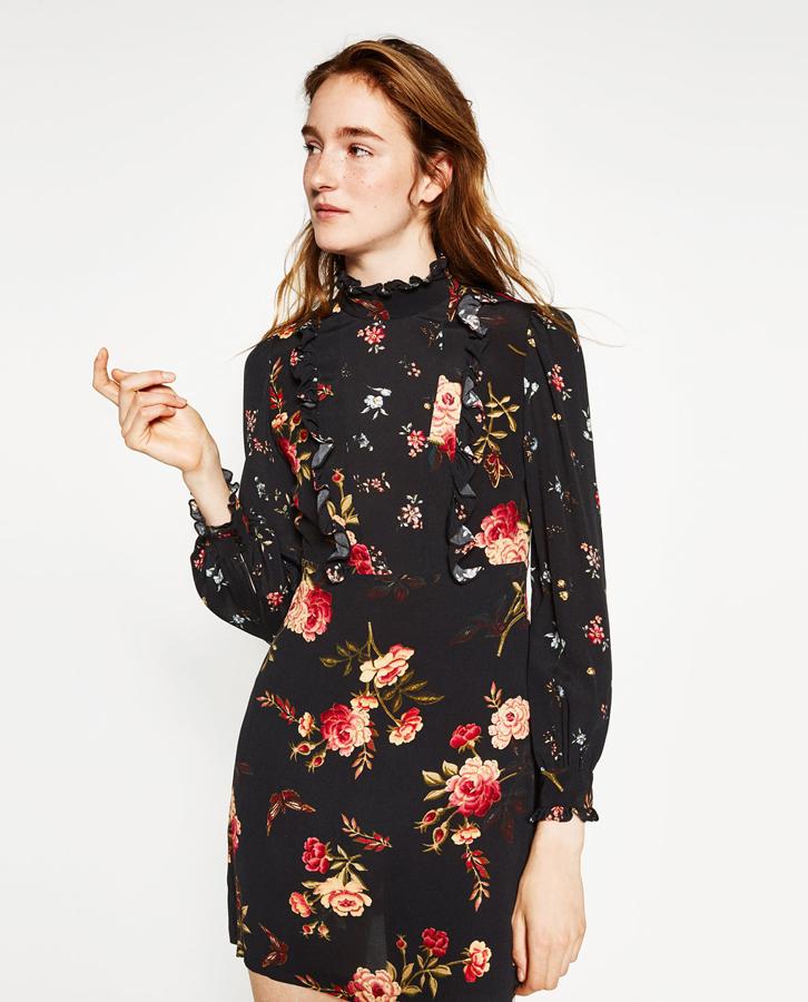 Vestido con estamapdo floral de Zara (Precio: 39'95€).