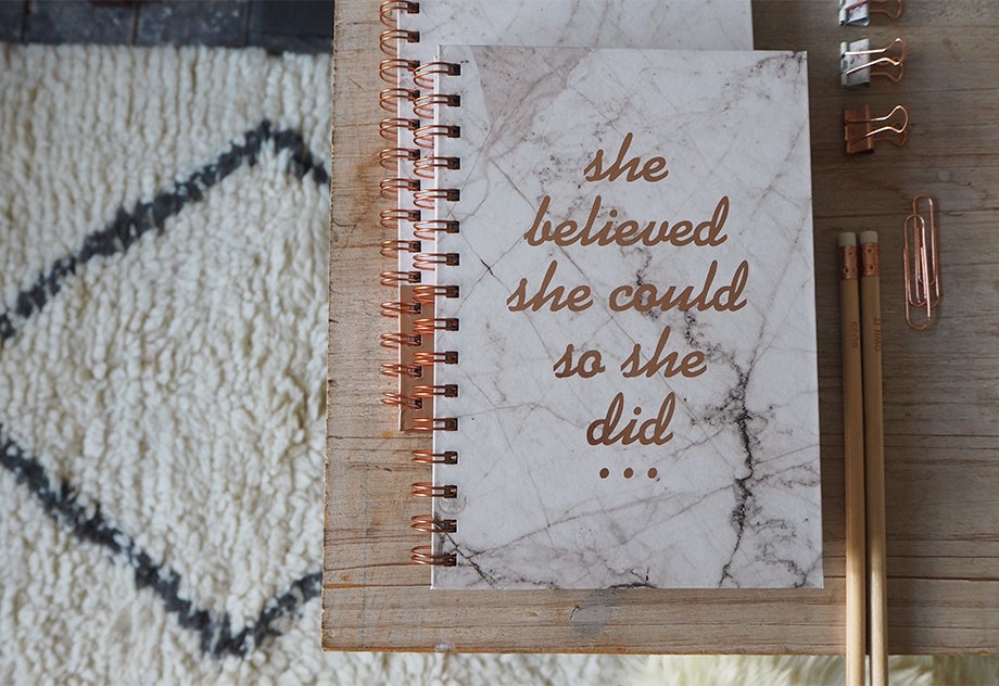 Cuaderno de Primark con accesorios de papelería.