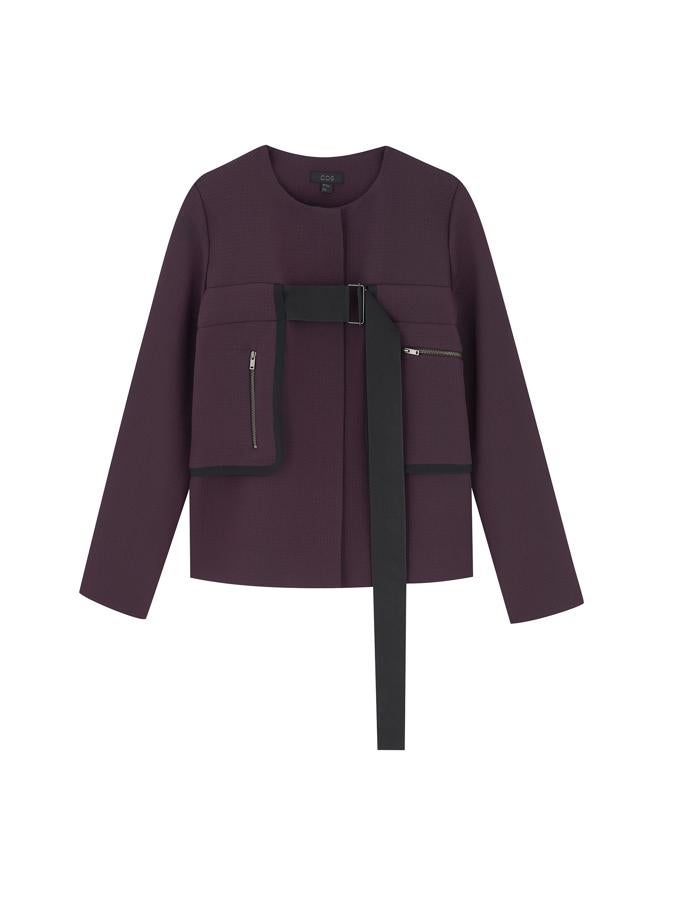 Con cuello redondo y detalle negro.