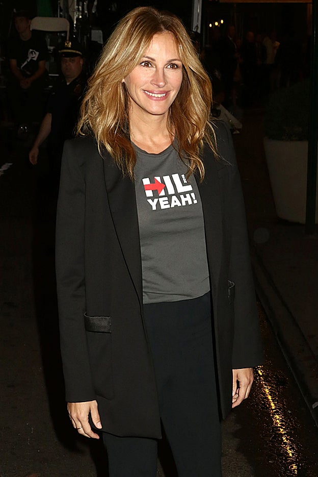 Julia Roberts, pro Hillary. La actriz acudió con una camiseta de apoyo a Hillary Clinton en una cena para recaudar fondos para la candidatura de... Sí, Hillary Clinton.